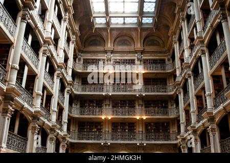 La George Peabody Library di Baltimora, Maryland. Foto Stock