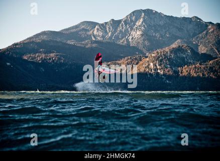 Windsurf sul lago Kochel nelle alpi con Herzogstand montagna sullo sfondo Foto Stock