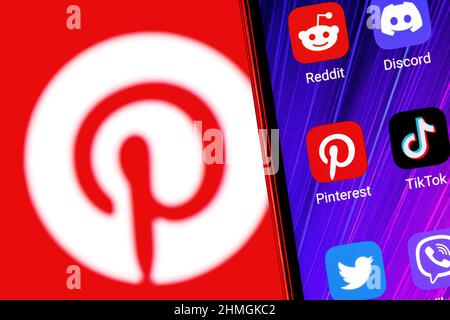 L'icona del servizio di social media Pinterest tra le altre applicazioni sullo schermo dello smartphone. Foto Stock