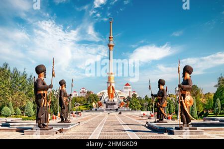 Arco di Indipendenza al tramonto. Ashkhabad. Turkmenistan. Asia centrale Foto Stock