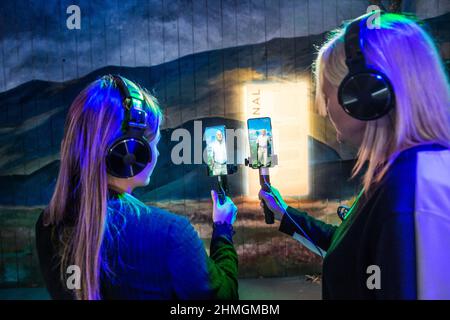 Londra UK, 10 febbraio 2022: I primi visitatori entrano nella Green Planet Experience, powered by EE 5G at 55 Regent Street, che apre le sue porte al pubblico domani fino al 9th marzo. Attraverso la magia della realtà aumentata basata sulla rete 5G di EE, gli ospiti possono accompagnare un Sir David Attenborough virtuale in un viaggio attraverso il regno segreto delle piante, ispirato all'attuale serie BBC One. Paul Quezada-Neiman/Alamy Live news Foto Stock