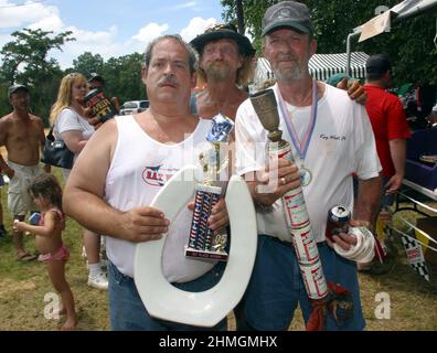 A SINISTRA DAVE DICKY VINCITORE DEL 'LA SEDUTA DEL WATER TOSSIN' AI GIOCHI REDNECK EAST DUBLIN GEORGIA USA. I GIOCHI SONO STATI INIZIATI NEL 1996 COME RIVALE DEI GIOCHI OLIMPICI TENUTISI AD ATLANTA E PRESENTANO UNA GAMMA INSOLITA DI SPORT CHE VANNO DALL'ANATRA AI PIEDI DEI MAIALI FINO AL VENTRE CHE GALLEGGIA IN UNA FOSSA DI FANGO. I GIOCHI IN LÀ DECIMO ANNO ORA DISEGNA FINO A 10.000 REDNECK DAL CUORE DELLA TERRA DI REDNECK GEORGIA STATE. IMMAGINI: GARYROBERTSPHOTO.COM Foto Stock