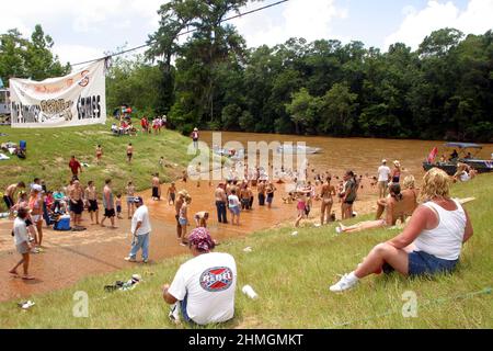 REDNECKS C00L DOWN IN RIVER AT THE REDNECK GIOCHI EAST DUBLIN GEORGIA STATI UNITI D'AMERICA. I GIOCHI SONO STATI INIZIATI NEL 1996 COME RIVALE DEI GIOCHI OLIMPICI TENUTISI AD ATLANTA E PRESENTANO UNA GAMMA INSOLITA DI SPORT CHE VANNO DALL'ANATRA AI PIEDI DEI MAIALI FINO AL VENTRE CHE GALLEGGIA IN UNA FOSSA DI FANGO. I GIOCHI IN LÀ DECIMO ANNO ORA DISEGNA FINO A 10.000 REDNECK DAL CUORE DELLA TERRA DI REDNECK GEORGIA STATE. IMMAGINI: GARYROBERTSPHOTO.COM Foto Stock