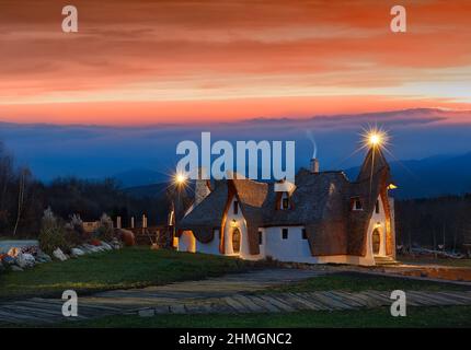 La Transilvania è la casa non solo di un hotel vampiro, ma anche della Valle delle fate. Situato in un villaggio Porumbacu de Sus, Romania, Clay Castello Foto Stock