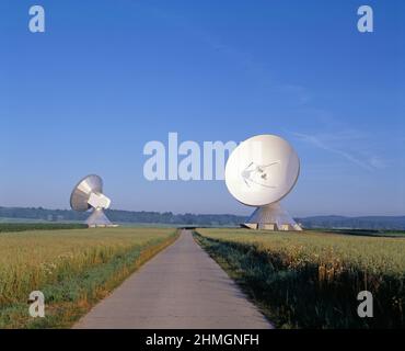 Germania. Baviera. Stazione di terra Raising. Piastre di tracciamento satellitare. Foto Stock