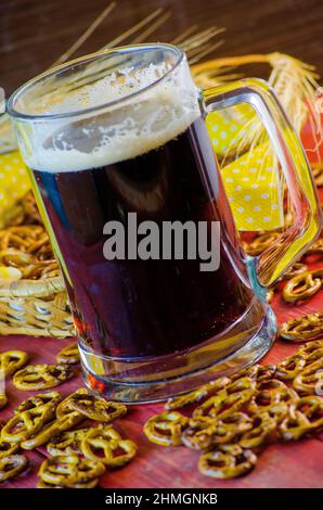 pinta di birra scura e spuntini salati Foto Stock