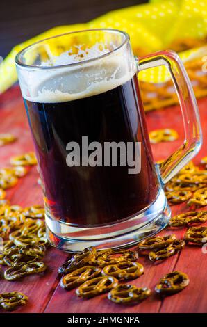 pinta di birra scura e spuntini salati Foto Stock