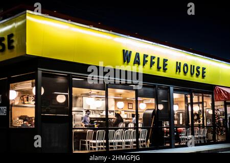 Augusta, GA USA - 12 22 20: Waffle House ristorante di notte persone all'interno vista d'angolo Belair Road Foto Stock