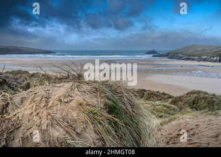 Una vista sulla premiata Crantock Beach dal delicato sistema di dune di sabbia di Crantock Beach a Newquay in Cornovaglia. Foto Stock