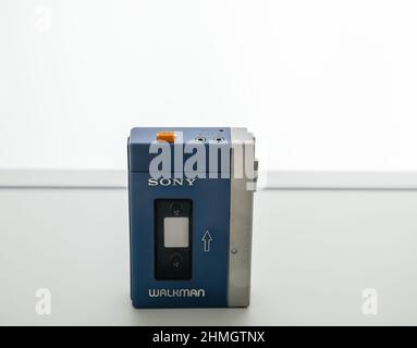 Bruxelles, Belgio - 14 luglio 2020: Isolato su bianco, primo modello del famoso Sony WALMAN WALKMAN TPS-L2 lettore di cassette portatile Foto Stock