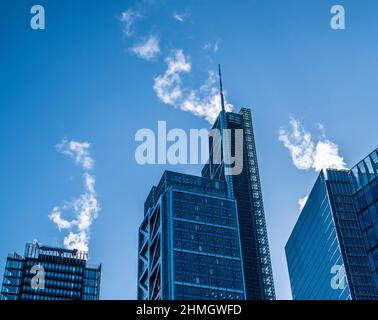 Tre grattacieli con fumi provenienti dai tetti Foto Stock