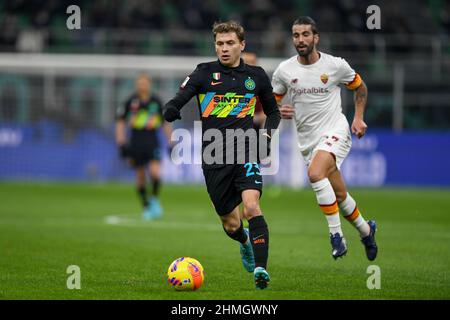 Milano, Italia. 08th, febbraio 2022. Nicolo Barella (23) dell'Inter visto nella partita Coppa Italia tra Inter e Roma a Giuseppe Meazza di Milano. (Photo credit: Gonzales Photo - Tommaso Fimiano). Foto Stock