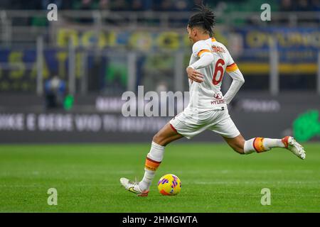 Milano, Italia. 08th, febbraio 2022. Chris Smalling (6) di Roma ha visto nella partita Coppa Italia tra Inter e Roma a Giuseppe Meazza di Milano. (Photo credit: Gonzales Photo - Tommaso Fimiano). Foto Stock