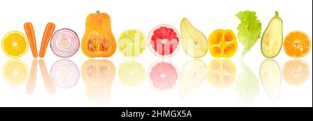 Frutta fresca tagliata e verdure con luce riflessa isolato su sfondo bianco Foto Stock