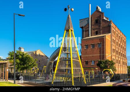 Port Adelaide, South Australia - 9 novembre 2019: Parco giochi Hi-Tech al mulino Hart's visto dalla spianata, che era una parte di due milioni di do Foto Stock
