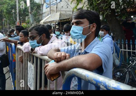 Kolkata, Bengala Occidentale, India. 7th Feb 2022. I tutori e i membri dell'AIMSS e dell'AIDSO protestano contro il programma ''Paray Shikshalay''. (Credit Image: © Suraranjan Nandi/Pacific Press via ZUMA Press Wire) Foto Stock