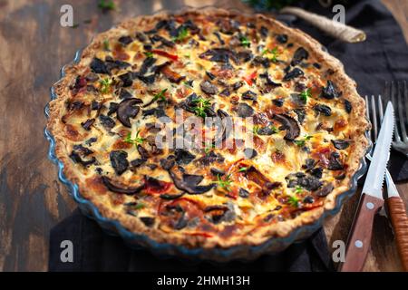 Deliziosi funghi fatti in casa e formaggio quiche ore crostata (torta aperta) Foto Stock