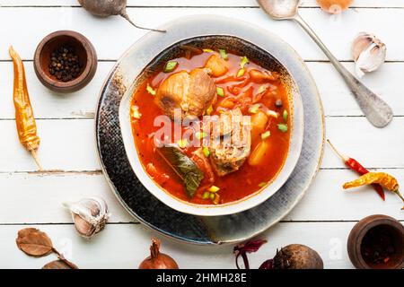 Borscht - zuppa calda con barbabietole e carne. Borscht rosso ucraino o zuppa Foto Stock