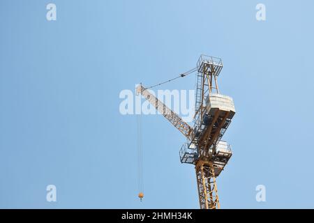 gru pesante per edilizia sospesa su sfondo cielo Foto Stock