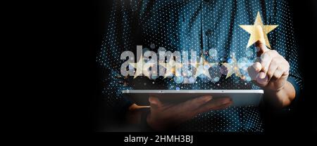 Cinque stelle (5) nominale con un imprenditore toccando schermo, concetto positivo circa il feedback del cliente e rivedere, prestazioni eccellenti Foto Stock