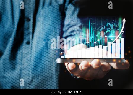 Business man trader investitore analista utilizzando il mobile phone app analytics per la criptovaluta analisi del mercato azionario finanziario analizzare grafico trading dati in Foto Stock