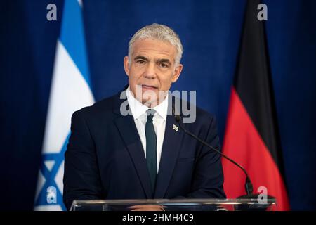 Tel Aviv, Israele. 10th Feb 2022. Jair Lapid, ministro degli Esteri israeliano, partecipa a una conferenza stampa dopo i colloqui. Il Ministro degli Esteri Baerbock si reca in Israele, nei territori palestinesi, in Giordania e in Egitto per visite inaugurali. Credit: Fabian Sommer/dpa/Alamy Live News Foto Stock