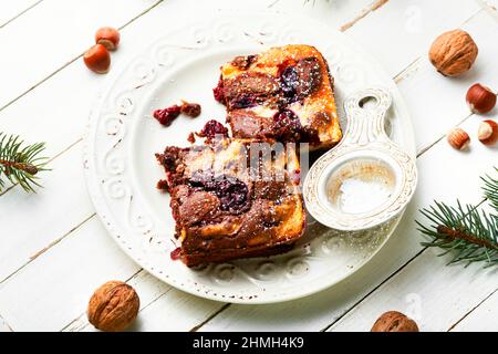 Pezzo di torta con cioccolato, ciliegie e noci. Cupcake di marmo. Foto Stock