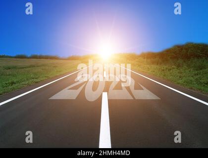 Inizia il nuovo anno con nuove idee e idee. 2022 numeri su strada asfaltata Foto Stock