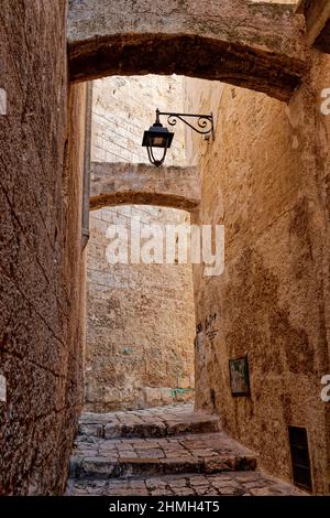 Archi e lampione nel centro storico di Monopoli, Puglia, Italia Foto Stock