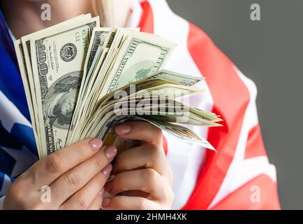 Mani che detengono 100 dollari bollette. La mano degli uomini tiene un ventilatore dei dollari. Ricchezza, flussi finanziari e successo. Foto Stock