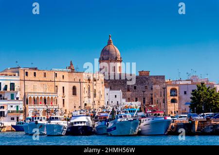 Porto di Monopoli, nel centro storico Foto Stock