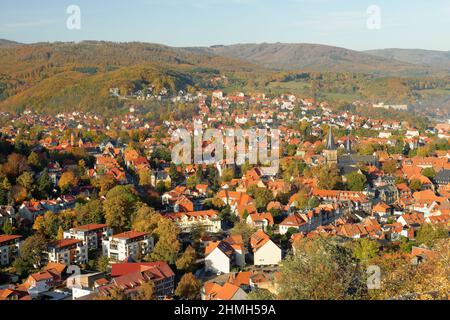 Vista dal Castello di Wernigerode alla città vecchia di Wernigerode al mattino, Harz, Sassonia-Anhalt, Germania Foto Stock