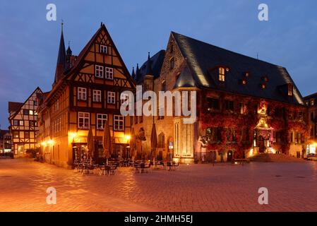 Piazza del mercato con vista sul municipio alla luce della sera, Quedlinburg, Patrimonio dell'Umanità, Harz, Sassonia-Anhalt, Germania Foto Stock