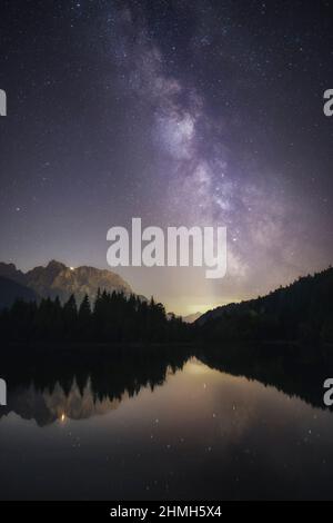 La Via Lattea sorge su un lago vicino a Mittenwald. Foto Stock