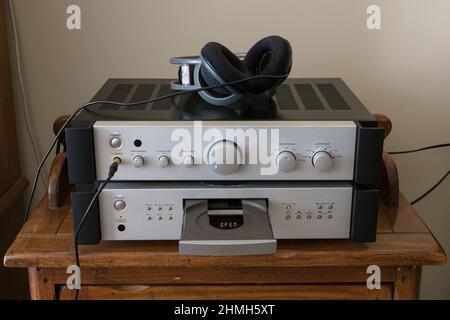 Compact Disc Player - un lettore CD (Compact Disc) di alta qualità con amplificatore in alluminio spazzolato. Vista frontale con cuffie e CD aperti. Foto Stock