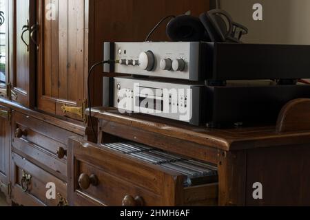 Compact Disc Player - un lettore CD (Compact Disc) di alta qualità - amplificatore in alluminio spazzolato. Vista laterale angolata con cuffie collegate Foto Stock