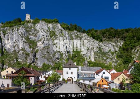 Torre di porta storica, ponte di legno sul Altmühl, rovine del castello di Randeck, Markt Essing, Altmuehltal, Baviera, Germania, Europa Foto Stock