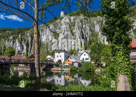 Torre di porta storica, ponte di legno sul Altmühl, rovine del castello di Randeck, Markt Essing, Altmuehltal, Baviera, Germania, Europa Foto Stock