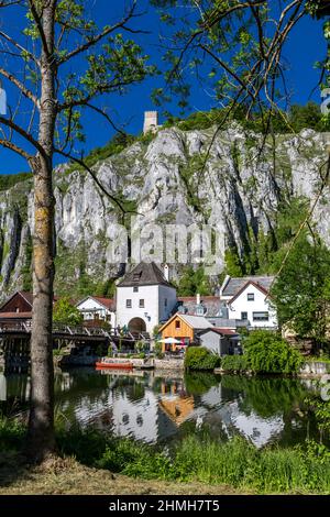 Torre di porta storica, ponte di legno sul Altmühl, rovine del castello di Randeck, Markt Essing, Altmuehltal, Baviera, Germania, Europa Foto Stock