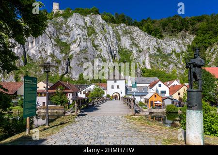 Torre di porta storica, ponte di legno sul Altmühl, rovine del castello di Randeck, Markt Essing, Altmuehltal, Baviera, Germania, Europa Foto Stock