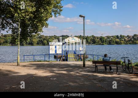 Essen, zona della Ruhr, Renania settentrionale-Vestfalia, Germania - Haus Scheppen Jetty al lago Baldeney. La casa di Scheppen è un ex, aristocratico magro dell'Abbazia di Werden nel distretto di Fischlaken di Essen, oggi il piazzale è utilizzato come luogo di incontro biker e come punto di sbarco per le barche da escursione della flotta Bianca. Foto Stock