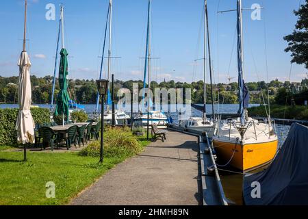 Essen, zona della Ruhr, Renania settentrionale-Vestfalia, Germania - Barche a vela presso Haus Scheppen sul lago Baldeney. La casa Scheppen è un ex, aristocratico magro di Abbazia di Werden nel distretto di Fischlaken di Essen, oggi il piazzale è utilizzato come luogo di incontro biker e il fossato è utilizzato come un molo. Foto Stock