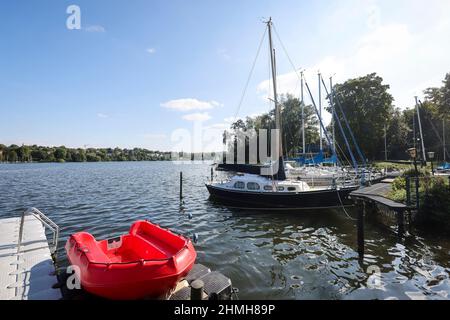 Essen, zona della Ruhr, Renania settentrionale-Vestfalia, Germania - Barche a vela presso Haus Scheppen sul lago Baldeney. La casa Scheppen è un ex, aristocratico magro di Abbazia di Werden nel distretto di Fischlaken di Essen, oggi il piazzale è utilizzato come luogo di incontro biker e il fossato è utilizzato come un molo. Foto Stock