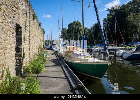 Essen, zona della Ruhr, Renania settentrionale-Vestfalia, Germania - Barche a vela presso Haus Scheppen sul lago Baldeney. La casa Scheppen è un ex, aristocratico magro di Abbazia di Werden nel distretto di Fischlaken di Essen, oggi il piazzale è utilizzato come luogo di incontro biker e il fossato è utilizzato come un molo. Foto Stock