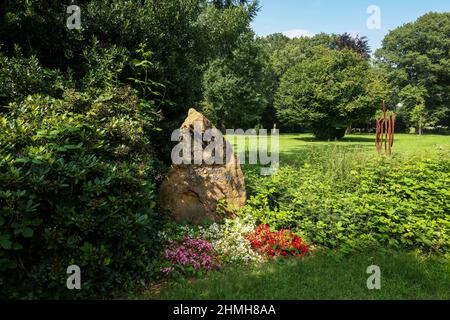 Marl, Renania settentrionale-Vestfalia, Germania - prima pietra commemorativa per le vittime dello sfollamento, nella parte posteriore dell'opera Merlak 2004 di Robert Schad, opera nel Parco della Pace, il vecchio cimitero di Brassert. Il vecchio cimitero, con il parco delle sculture e le sculture nello spazio pubblico, fa parte delle strutture all'aperto del museo delle sculture del Glaskasten. Foto Stock