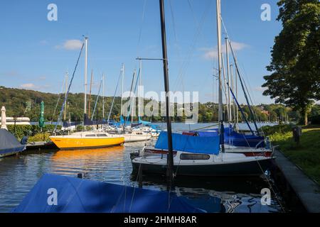 Essen, zona della Ruhr, Renania settentrionale-Vestfalia, Germania - Barche a vela presso Haus Scheppen sul lago Baldeney. La casa Scheppen è un ex, aristocratico magro di Abbazia di Werden nel distretto di Fischlaken di Essen, oggi il piazzale è utilizzato come luogo di incontro biker e il fossato è utilizzato come un molo. Foto Stock