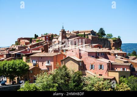 Roussillon ocre villaggio (incluso nella lista dei 'più bei villaggi di Francia'). Provenza Alpi Costa Azzurra, Francia. Foto Stock