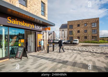 L'esterno di un negozio locale Sainsbury's nel Regno Unito Foto Stock