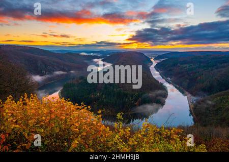 Al mattino vi aspetta il punto panoramico Cloef con Saarschleife, Mettlach, Saarland, Germania Foto Stock