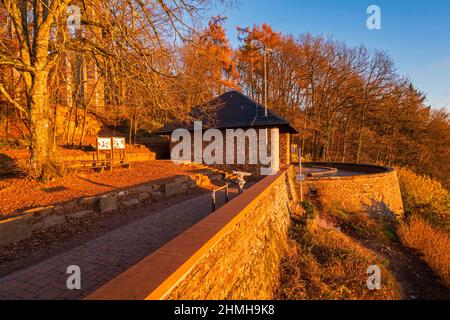 L'atmosfera del mattino al punto di osservazione del Cloef sopra il Saarschleife, Mettlach-Orscholz, Saarland, Germania Foto Stock